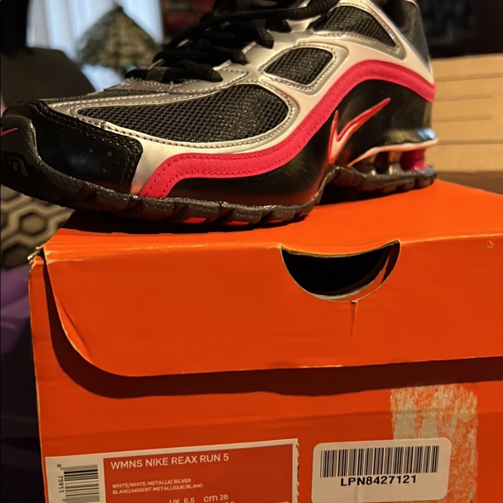 Nike shoe black and pink